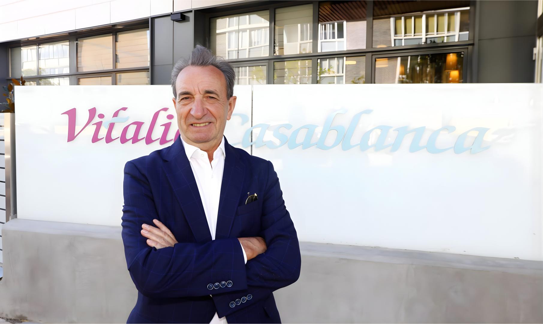 Chema Cosculluela, principal responsable del Grupo Vitalia, posa frente a la residencia para mayores Vitalia Casablanca de Zaragoza