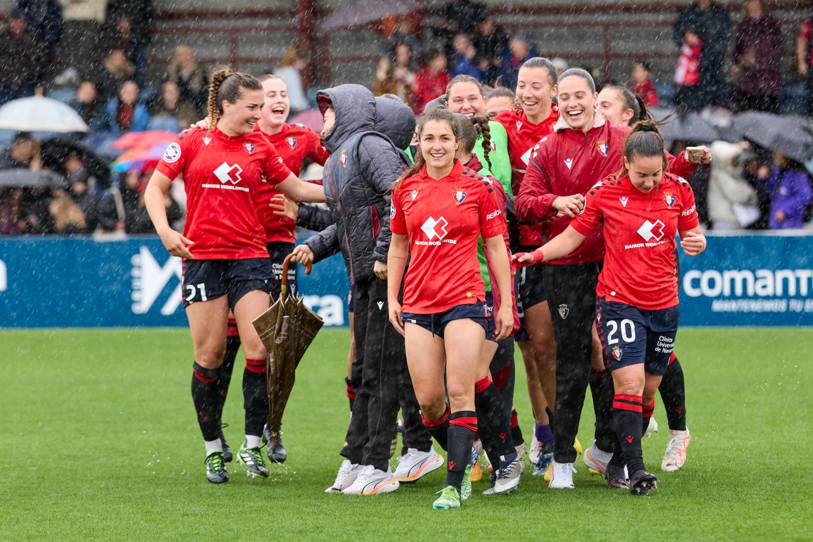 Las jugadoras de Osasuna celebran su clasificación para disputar el 'playoff' tras empatar en casa contra el Alavés