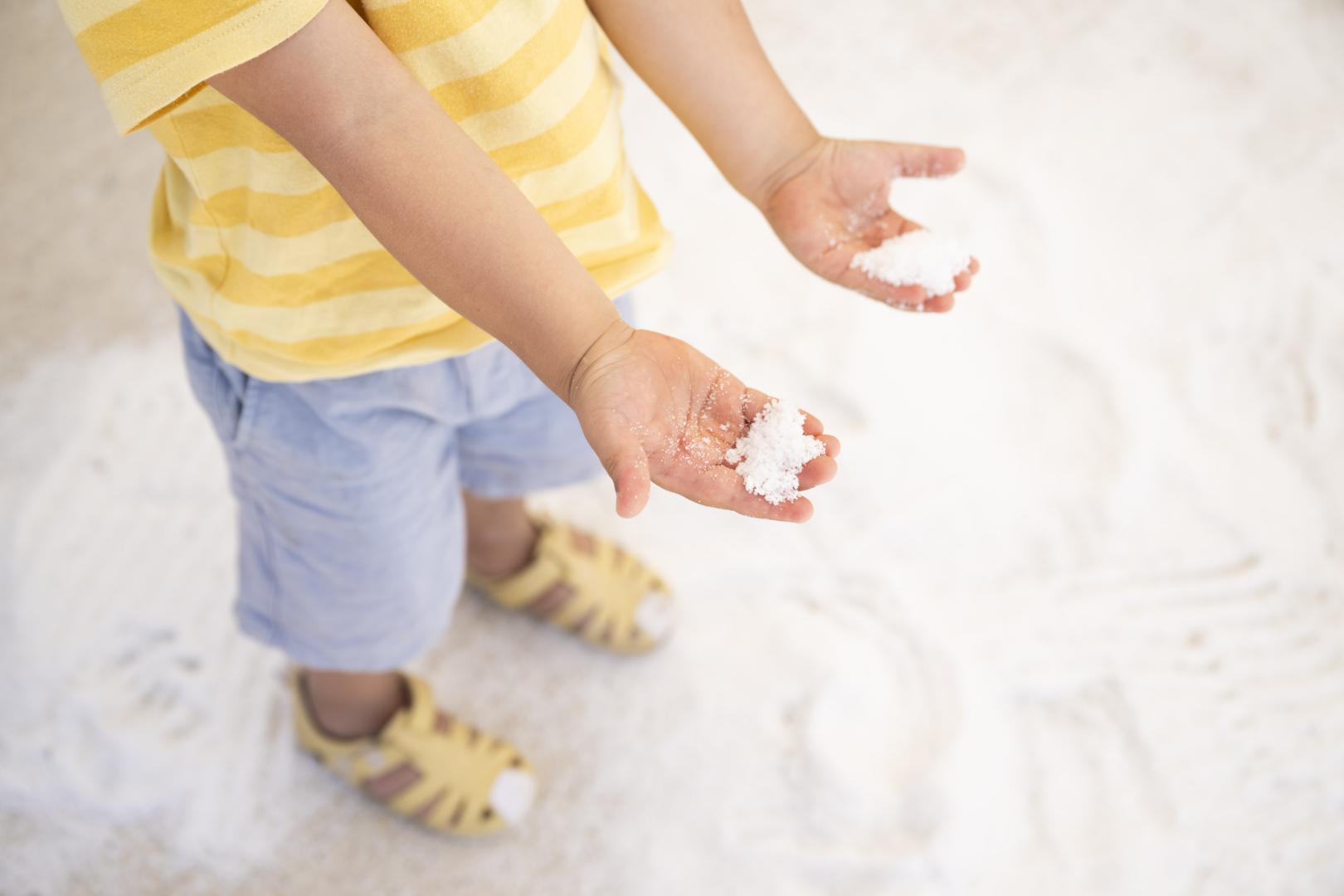Un niño jugando con sal en Salinas de Oro durante la jornada sobre este producto celebrada el pasado verano.