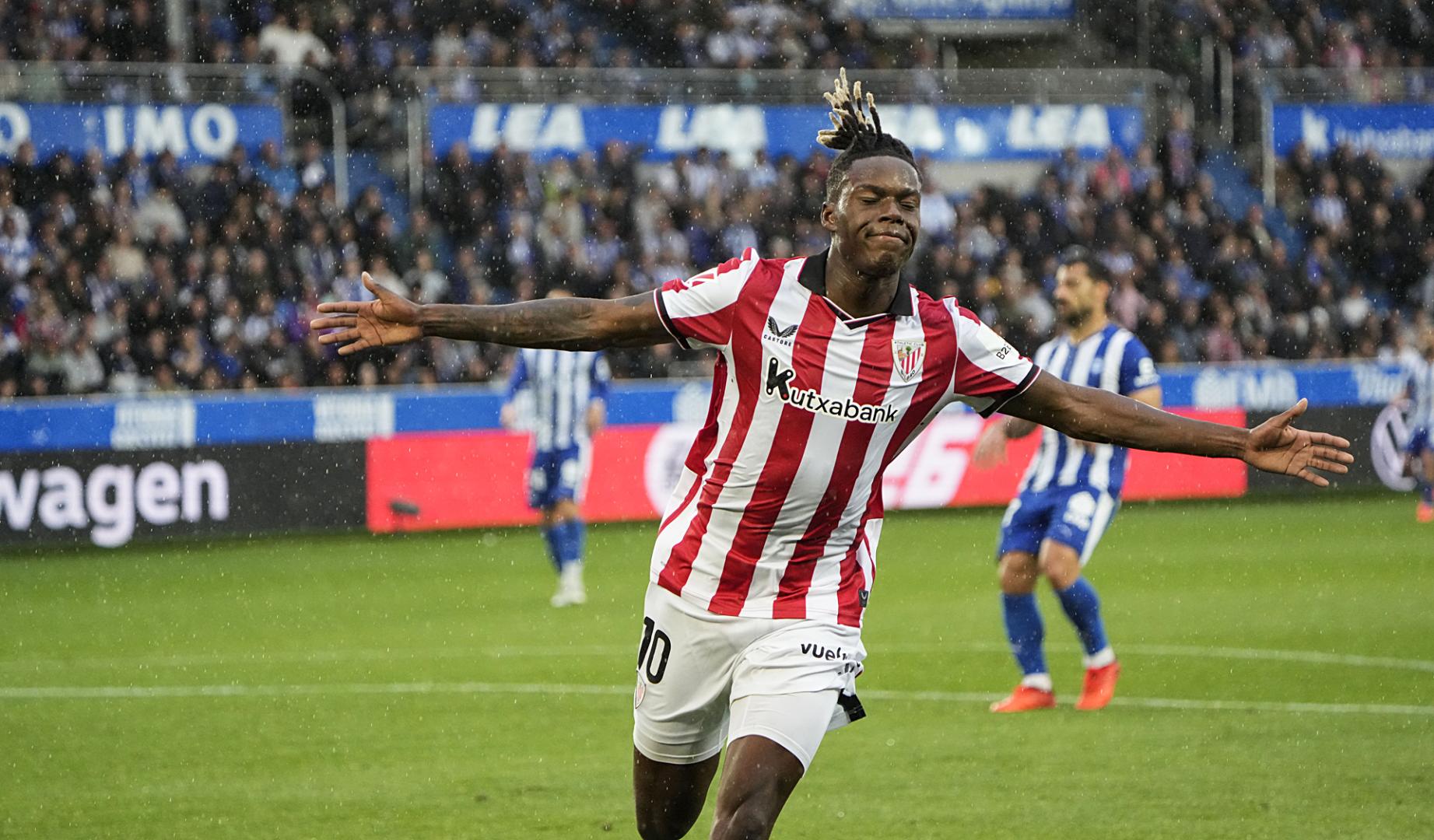 VITORIA, 02/05/2026.- El delantero del Athletic Nico Williams celebra tras marcar el 2-4, durante el partido de LaLiga de fútbol que Deportivo Alavés y Athletic Club disputan este sábado en el estadio de Mendizorrotza, en Vitoria. EFE/Adrián Ruiz Hierro