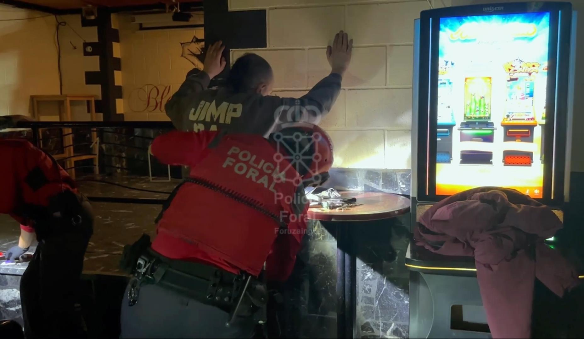 Un agente de la Policía Foral, durante la operación
