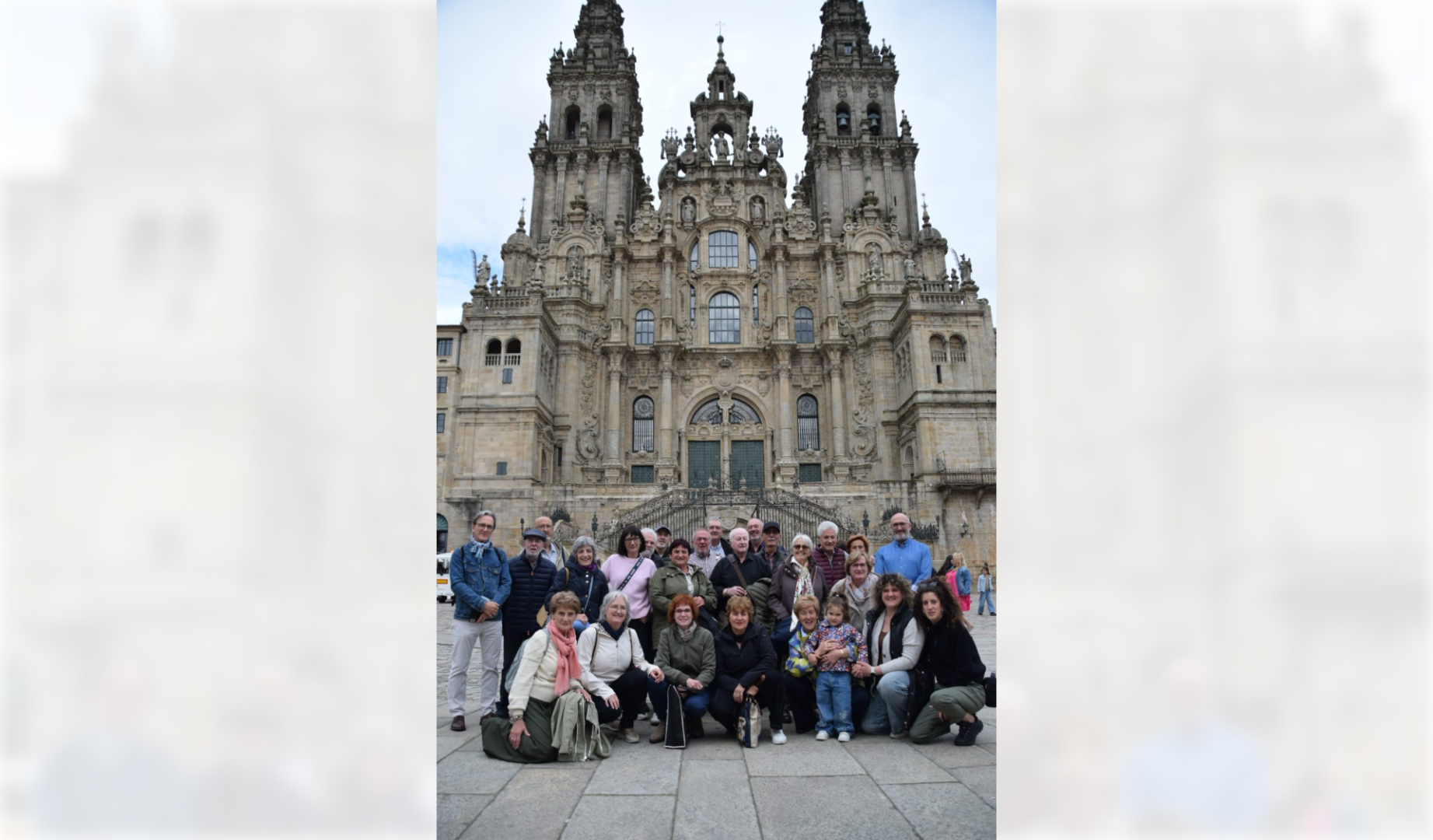 La coral Camino de Santiago, de Ayegui, junto a la Catedral de Santiago de Compostela, donde cantaron en la Misa del Peregrino