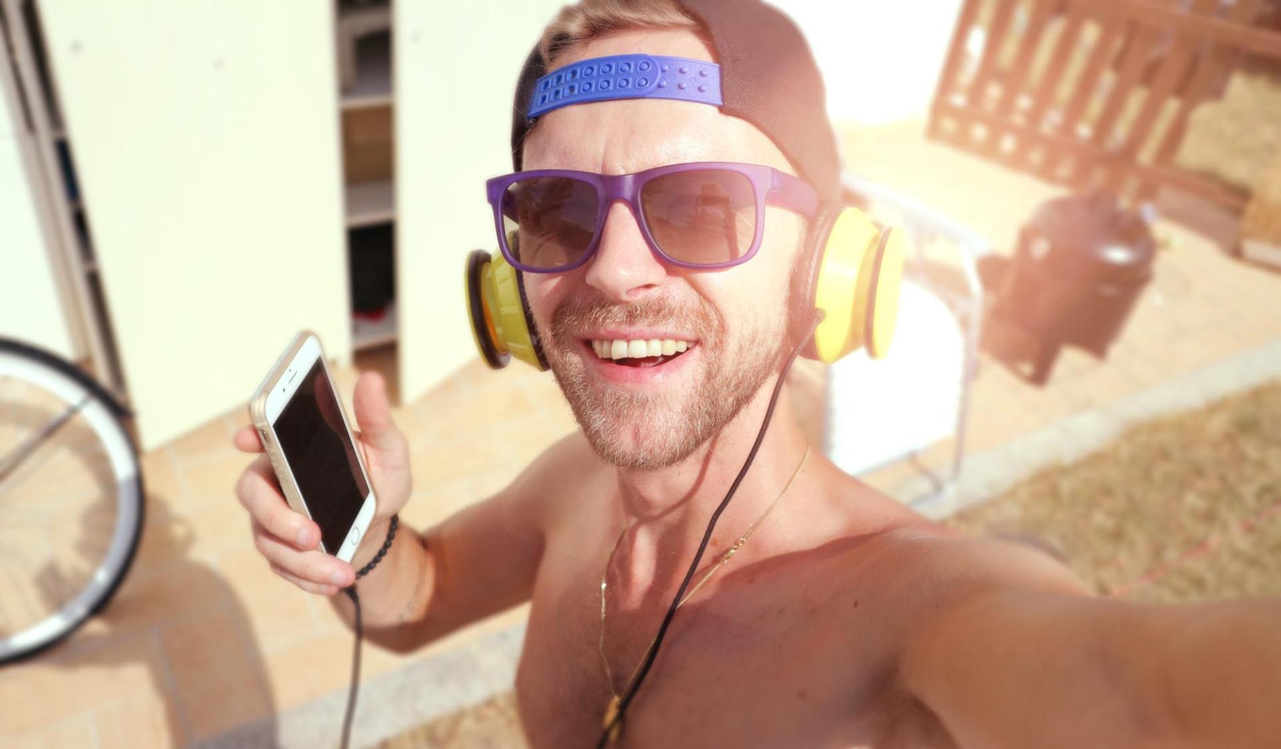 Un joven entrena con música