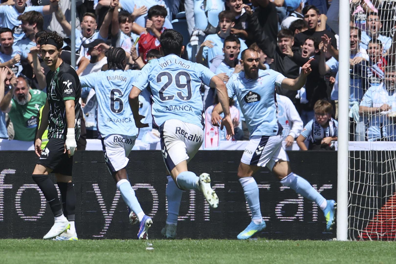 El delantero del Celta Borja Iglesias celebra su gol contra el Elche