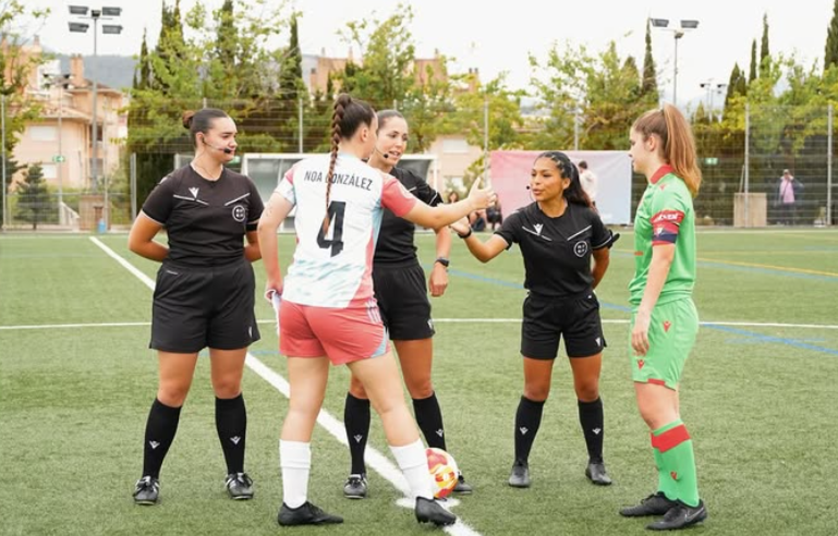 Las capitanas Noa González y Paula Capilla