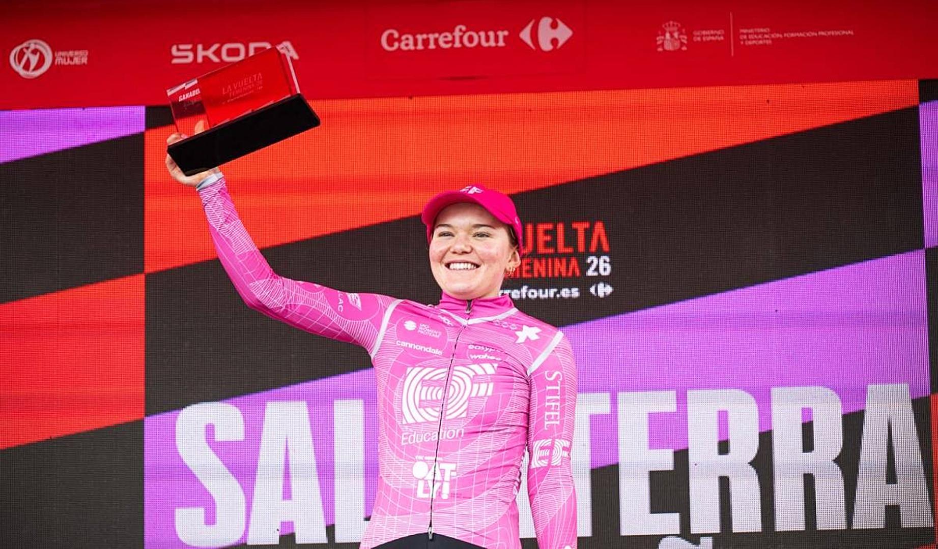 Noemi Rüegg, enfundada con el maillot rojo tras ganar la primera etapa de La Vuelta Femenina 26