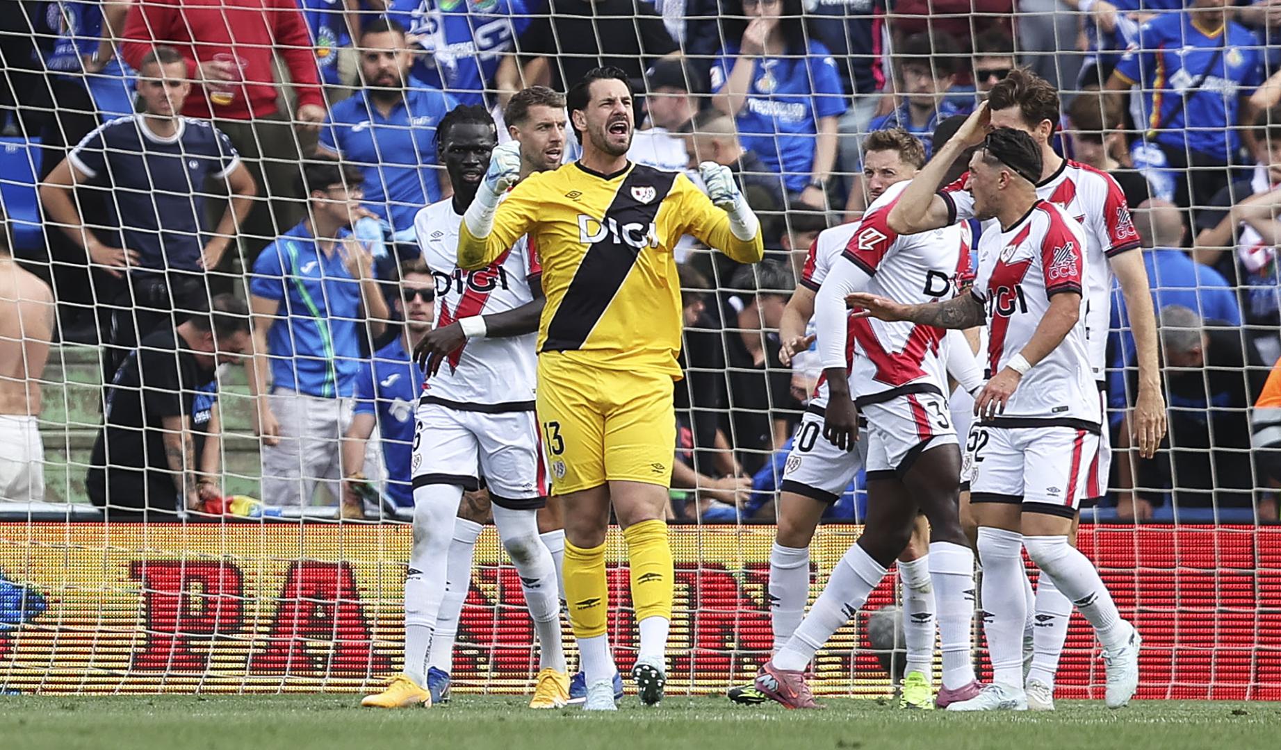 El portero del Rayo Vallecano Augusto Batalla celebra su penalti parado con 0-1 en el marcador