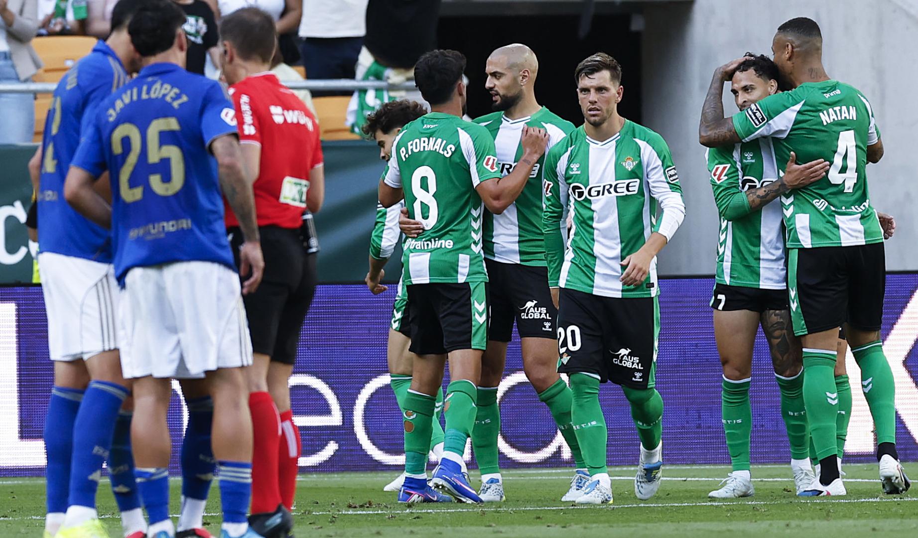 Los jugadores del Betis celebran el segundo tanto del encuentro, obra de Ez Abde