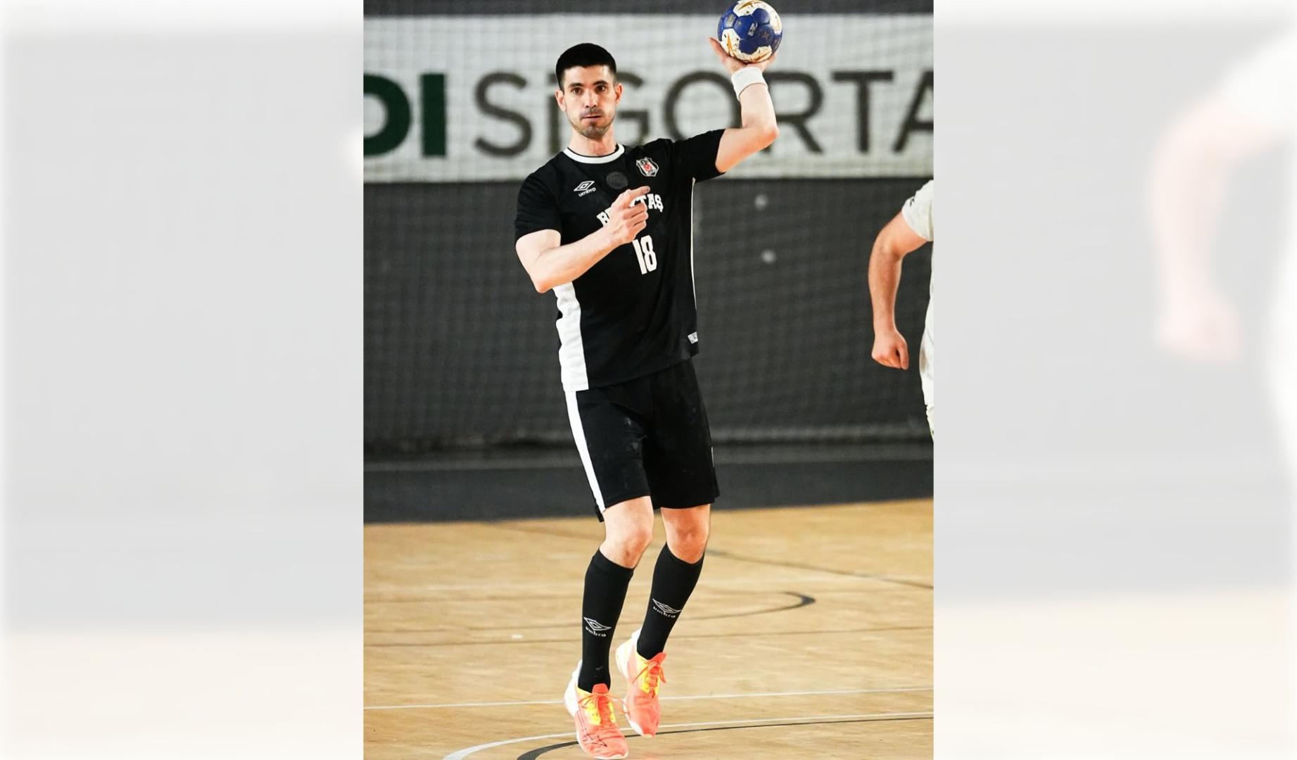 El pamplonés Eduardo Gurbindo, durante un calentamiento con el Besiktas turco