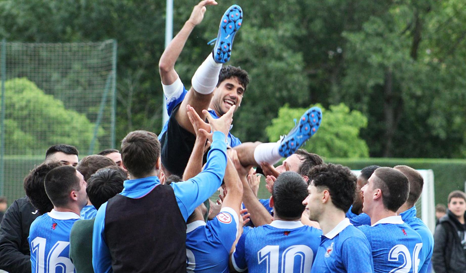 Los jugadores del Huarte mantean a 'Txintxe', que se despidió del Nuevo Areta