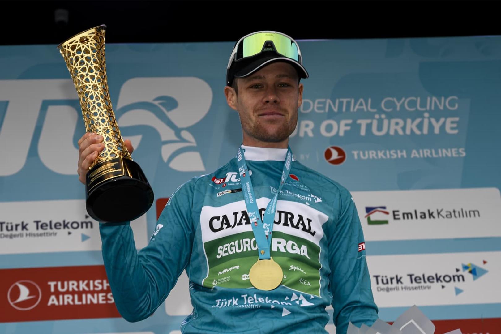 Berwick, con el trofeo de ganador de la Vuelta a Turquía.