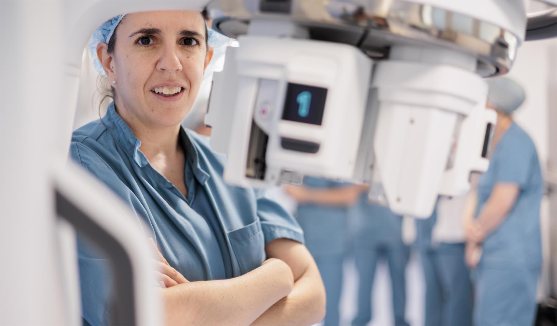 El equipo quirúrgico encargado de realizar la primera cirugía de cáncer de esófago mediante el Da Vinci Single Port en España