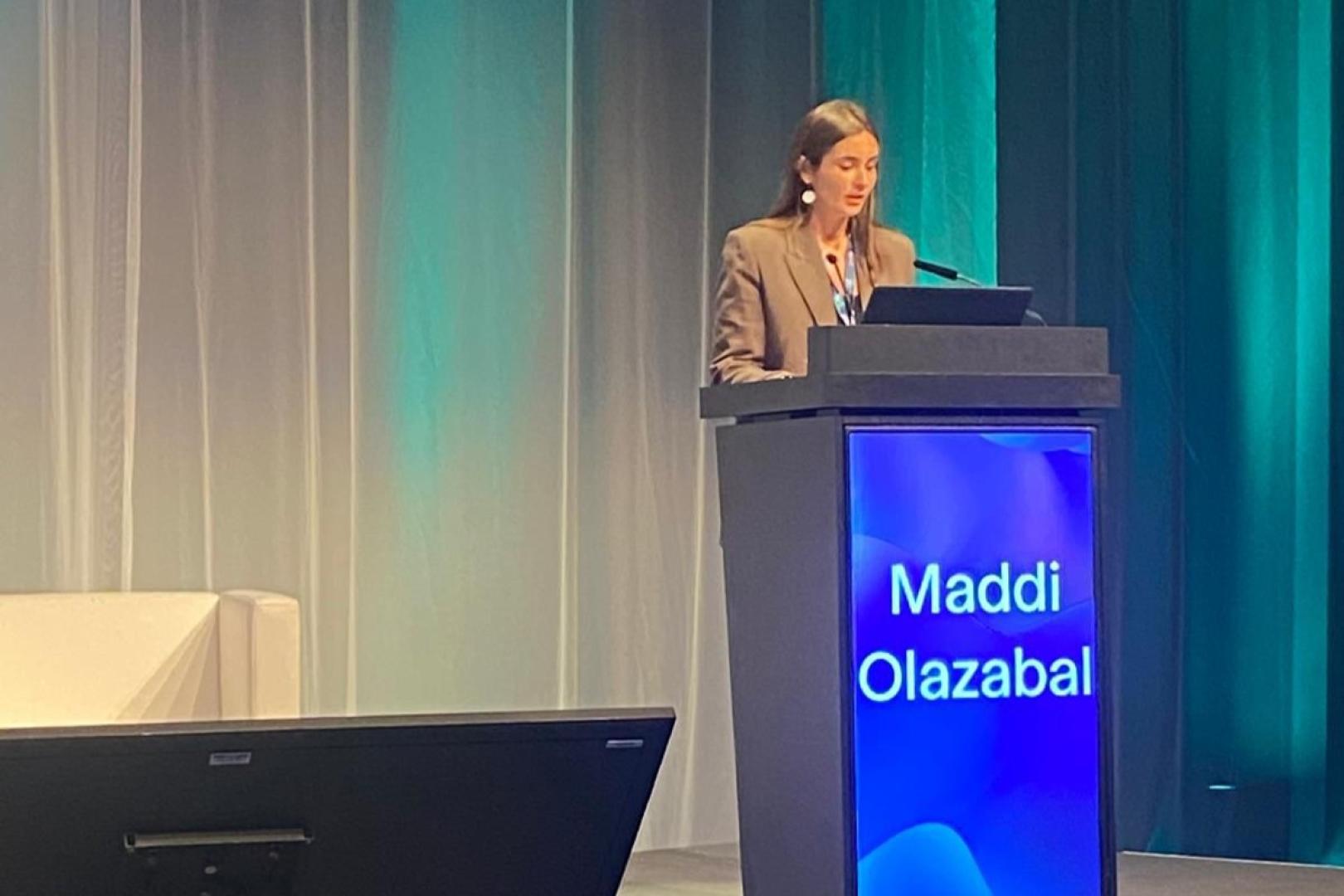 La investigadora Maddi Olazábal-Arruiz durante la presentación en el Congreso Europeo de Microbiología Clínica y Enfermedades Infecciosas (ESCMID Global).