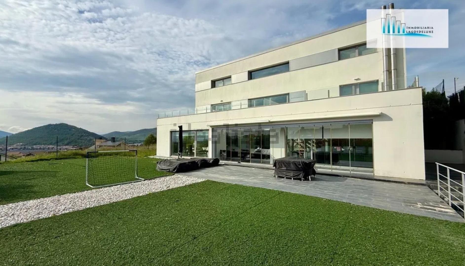 Las terrazas y el amplio porche permiten disfrutar de las vistas y del jardín