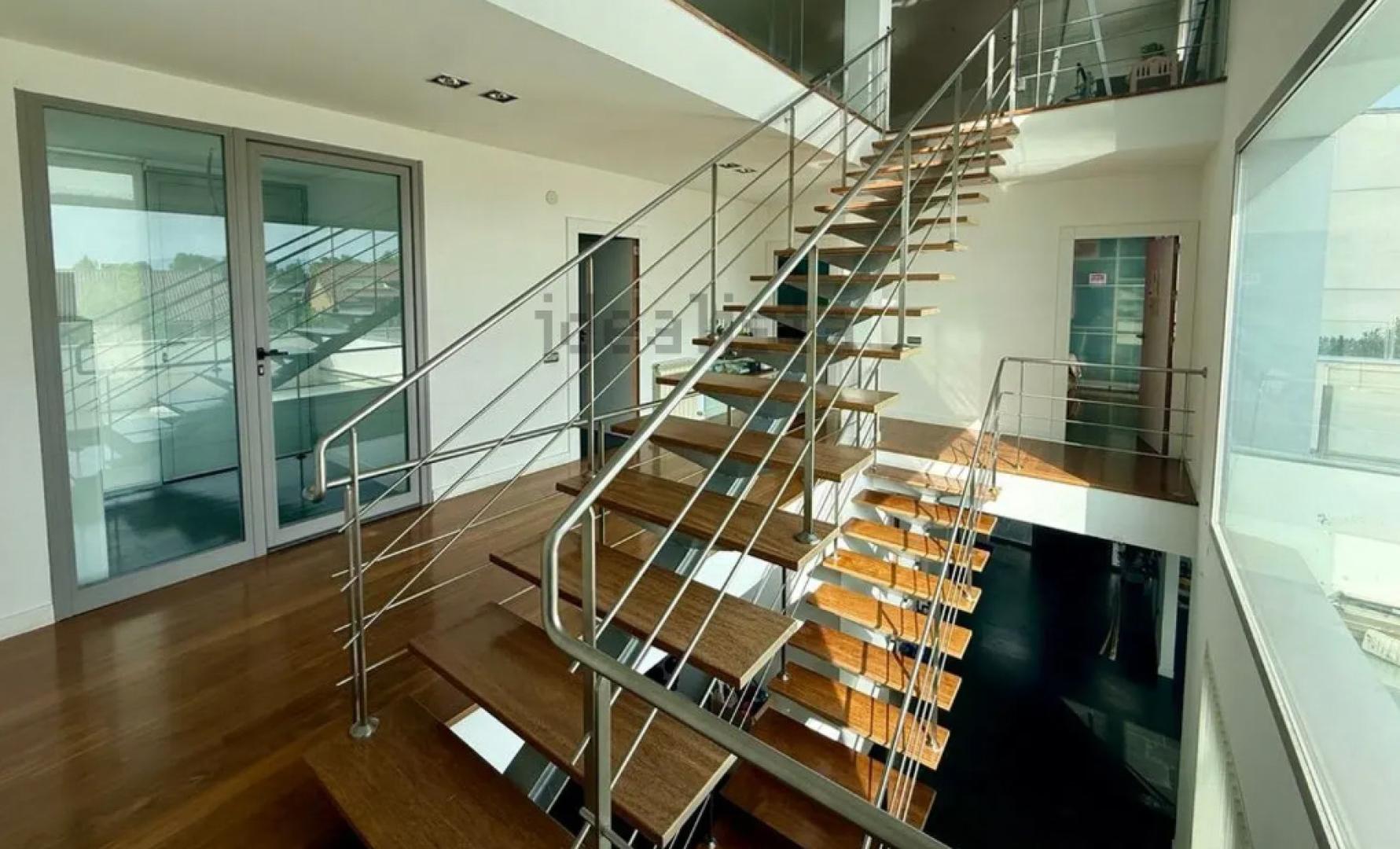 Escalera de diseño que vertebra la vivienda