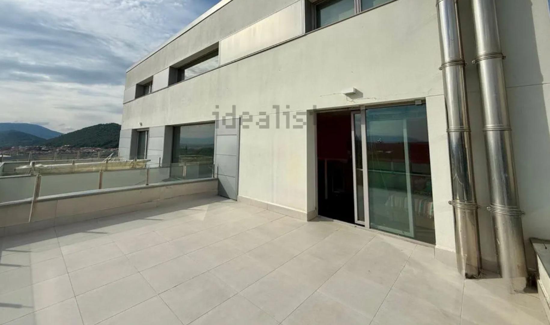 La vivienda cuenta con dos terrazas de más de 30 m2 en el primer piso