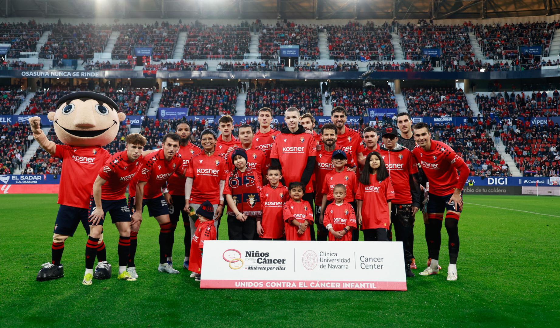Imagen de la primera plantilla de Osasuna junto a niños afectados por el cáncer