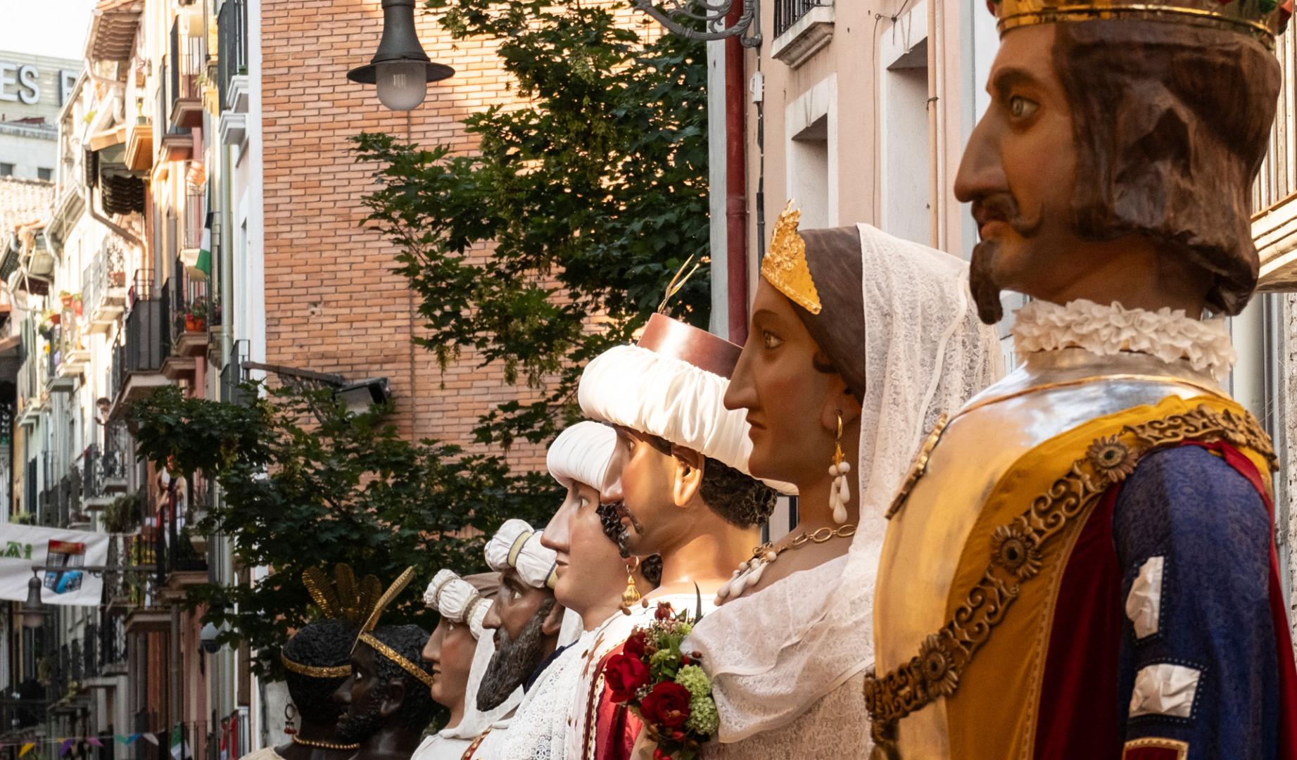 Imagen de los ocho gigantes de la Comparsa de Pamplona