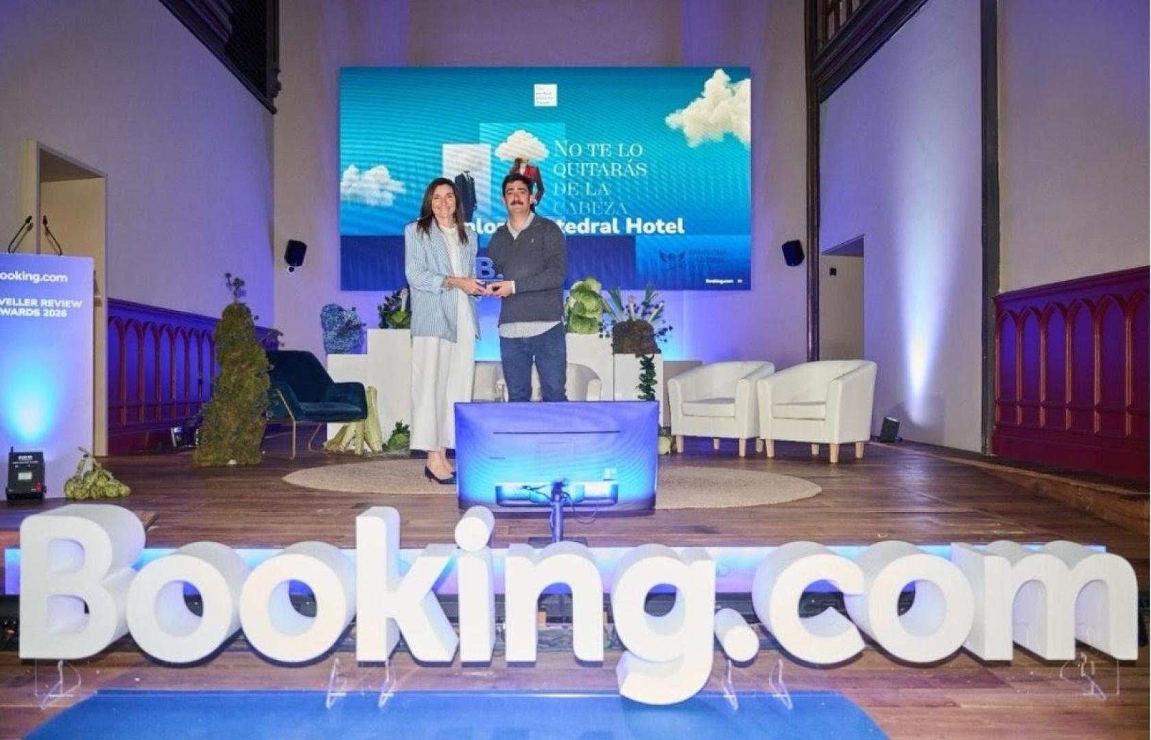 La CEO de By MET Hotels, Yolanda Ayerra, recibió el premio al establecimiento de Pamplona.