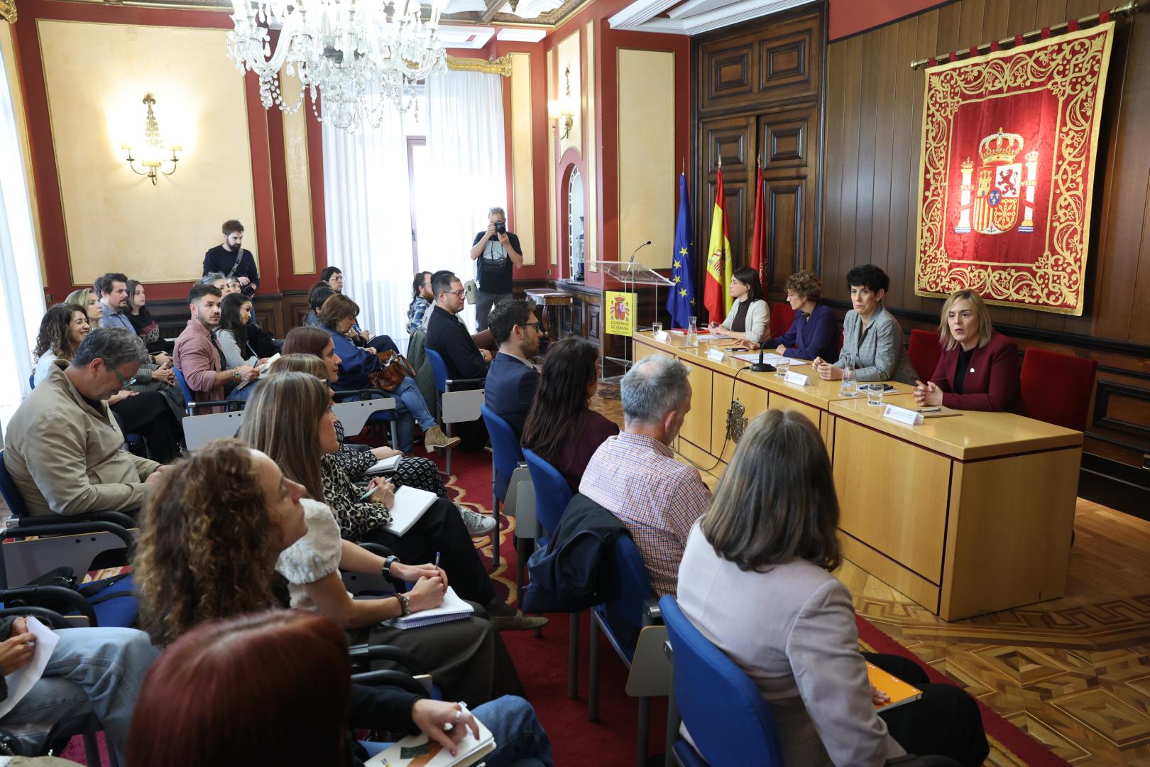 La ministra Elma Saiz, la presidenta Chivite, la vicepresidenta Alfaro y la delegada del Gobierno, Alicia Echeverría, con las entidades