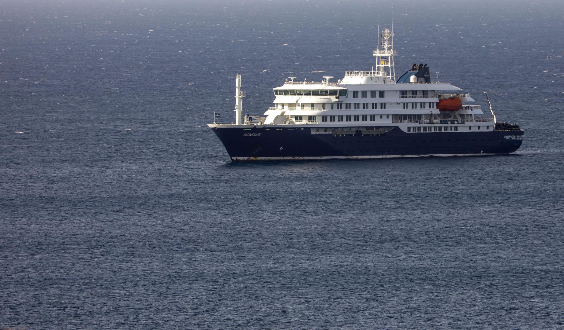 El crucero está contemplando la posibilidad de desembarcar en Las Palmas de Gran Canaria o en Tenerife para proceder allí a nuevos exámenes médicos.