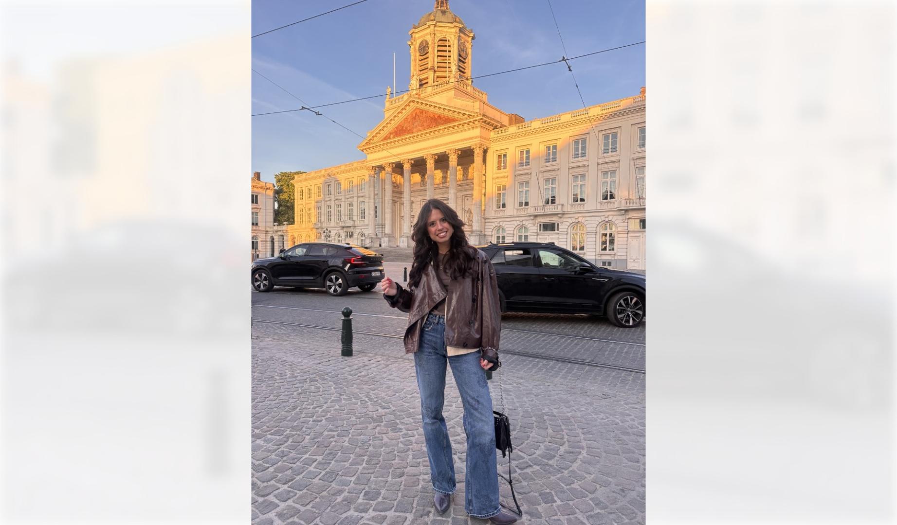 Julia Gil Salvatierra junto al Museo Real de Bellas Artes de Bruselas.