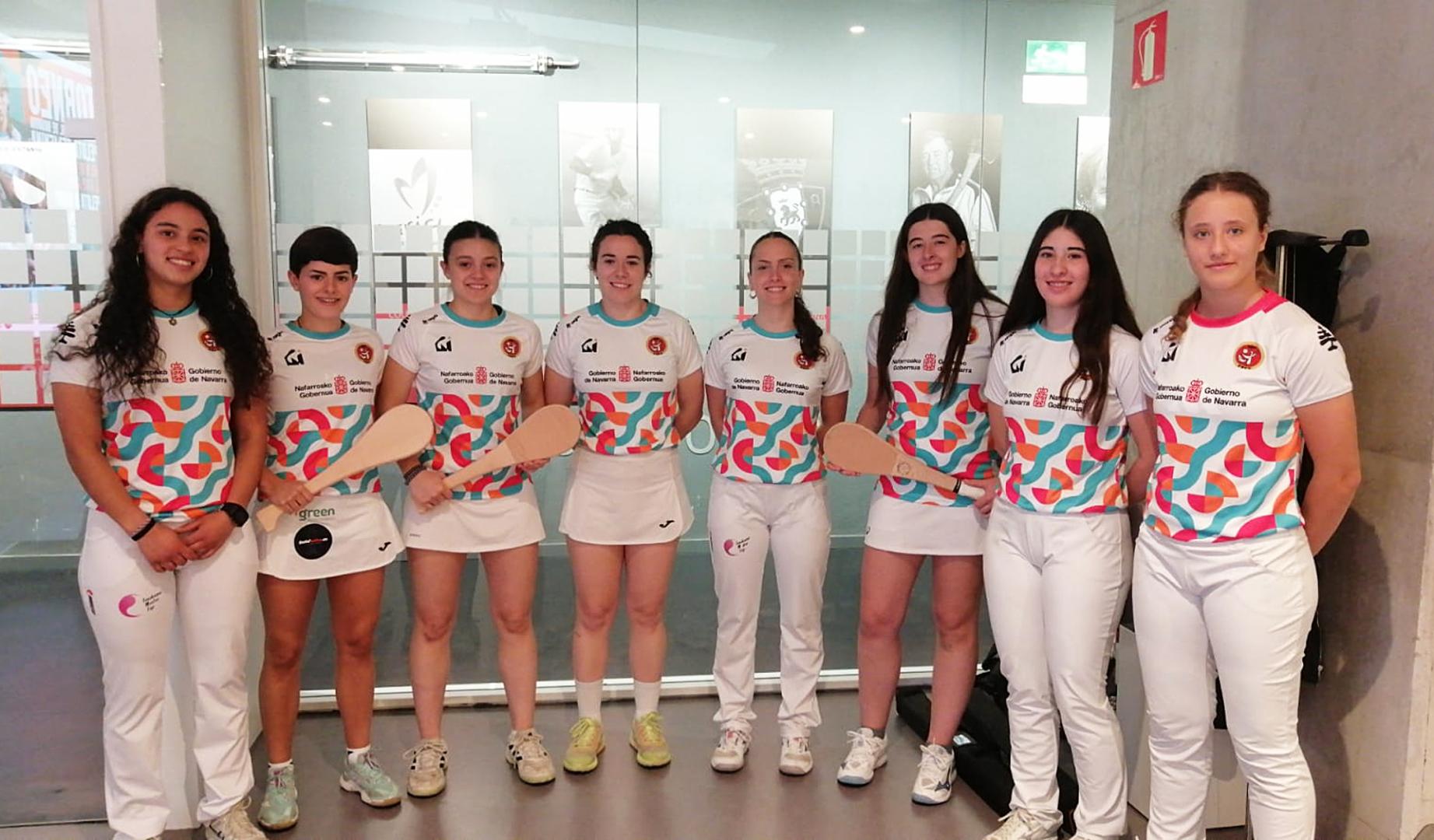 Jugadoras de mano y paleta cuero, tras la presentación del TOrneo Comunidad Foral de Navarra de Pelota Femenina