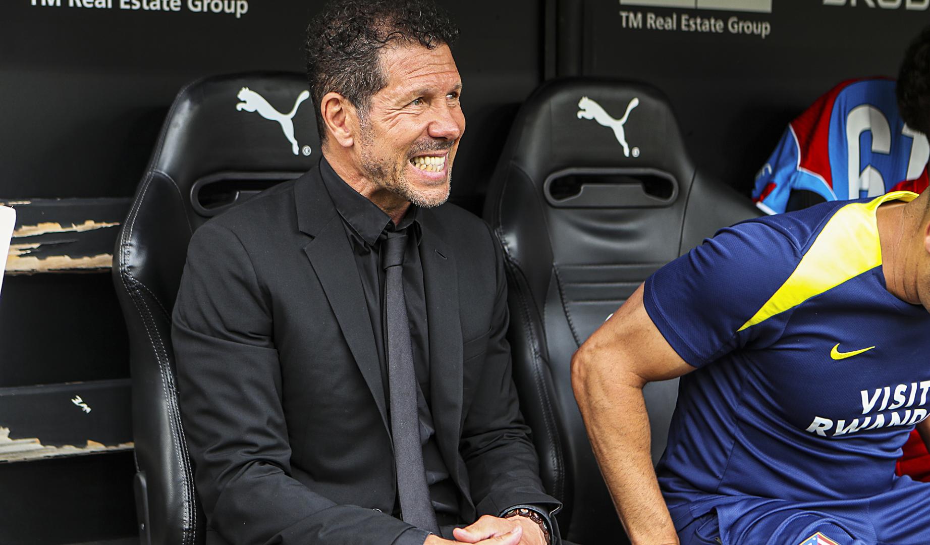 El técnico del Atlético de Madrid, Diego Pablo Simeone, en el banquillo antes del inicio del choque liguero contra el Valencia en Mestalla