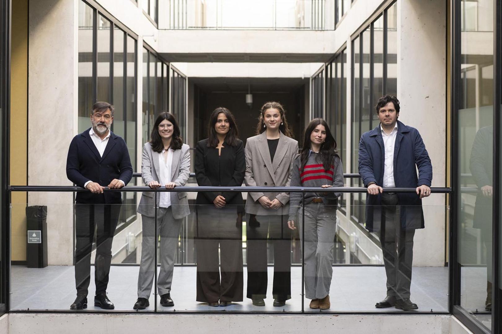Las alumnas participantes en la competición, junto al profesorado. De izda. a dcha., Rafael Lara (profesor), Marina Suescun (estudiante premiada), Nerea Frommknecht, Cecilia Monreal, Leire Ibáñez y Eduardo Herrero (profesor)
