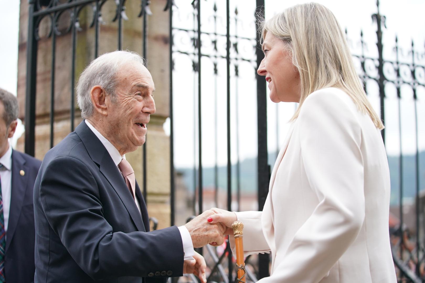 El exlehendakari, Carlos Garaikoetxea, y la presidenta de las Juntas Generales de Vizcaya, Ana Otadui, a su llegada a la toma de posesión de Imanol Pradales en junio de 2024