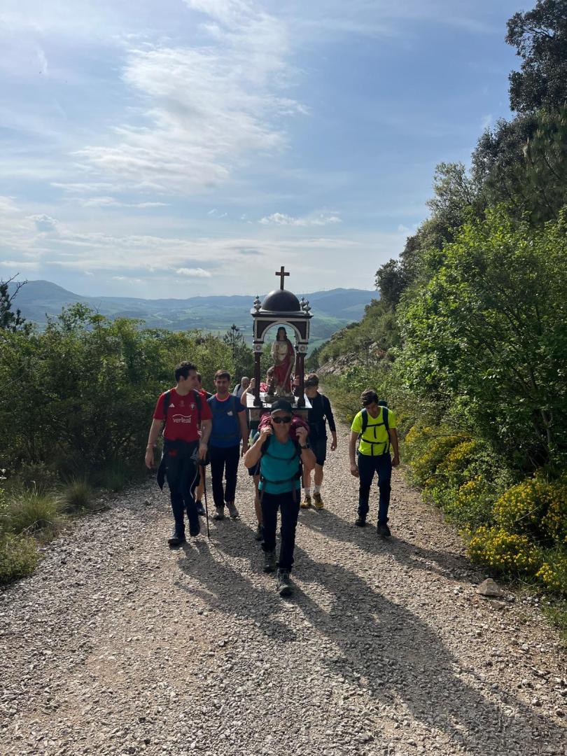 Los romeros trasladan la imagen de Santa Bárbara