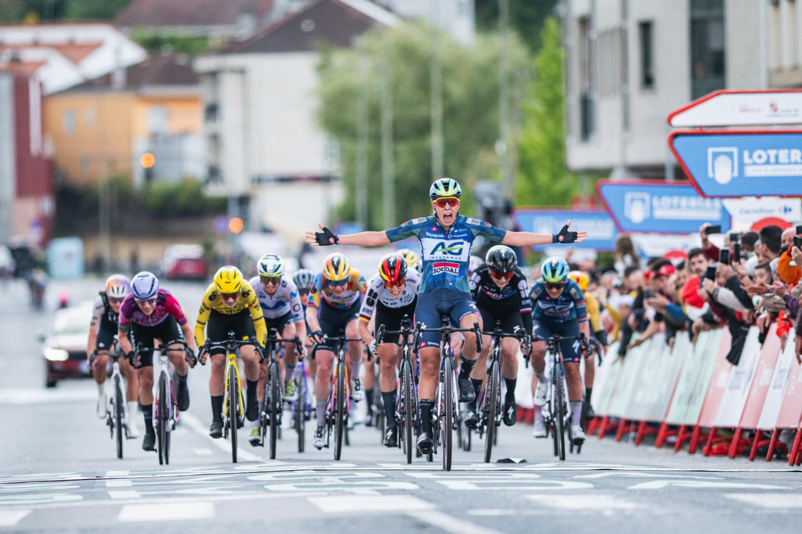 La ciclista belga Shari Bossuyt (AG Insurance-Soudal Team) gana al esprint la segunda etapa de la Vuelta a España Femenina