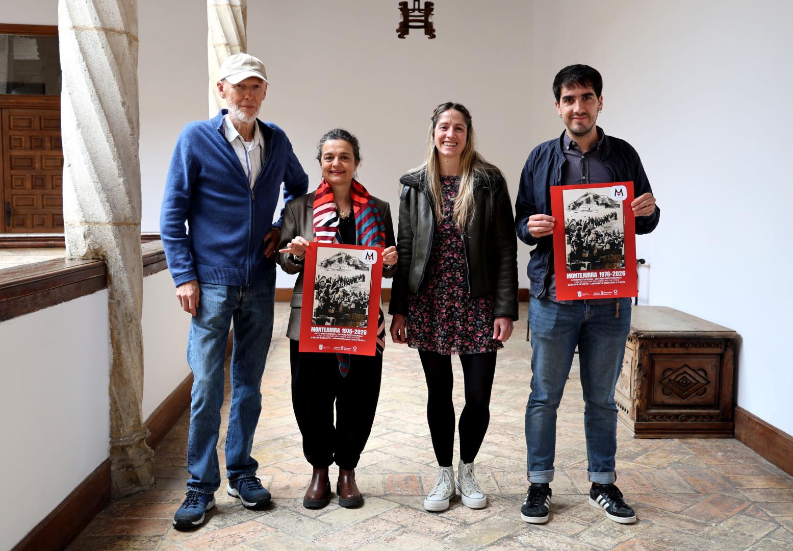 Mikel González, Blanca Regúlez, Elisabet Ciordia y Mikel Colomo, con el cartel anunciador de los actos.