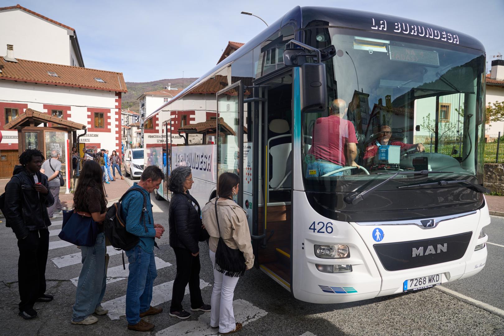 Un grupo de pasajeros accede al autobús en Irurtzun en una imagen obtenida semanas atrás.