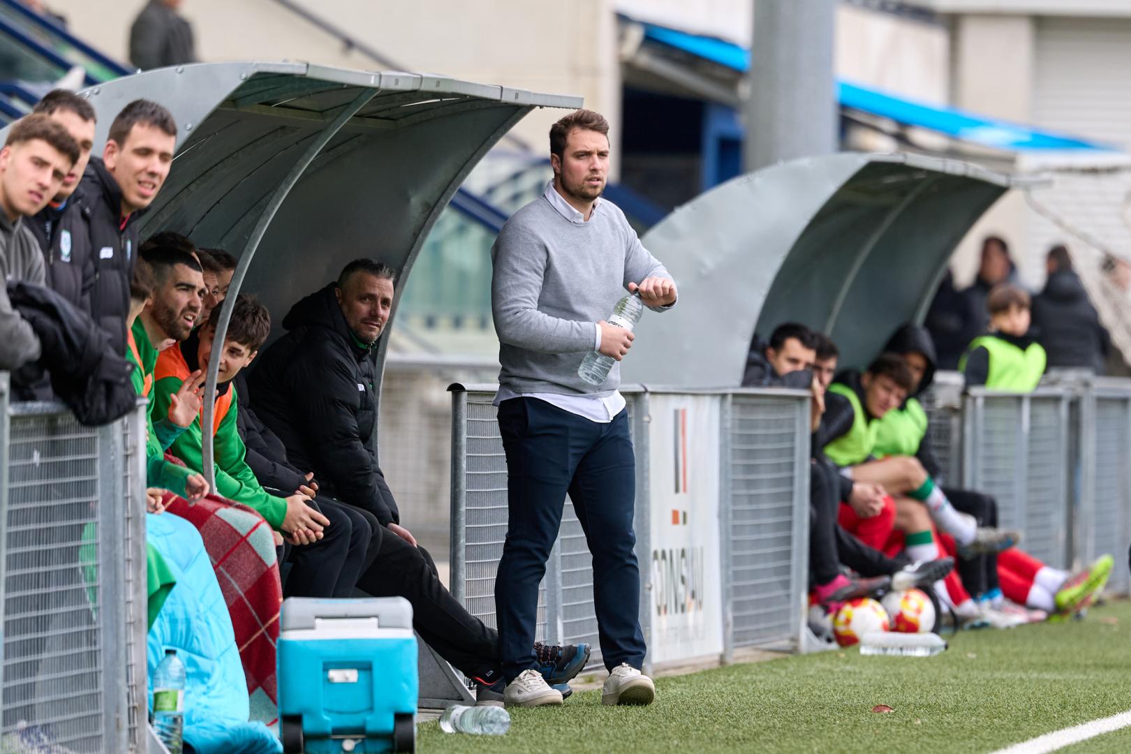 Gonzalo Idoate, entrenador de Oberena, en el banquillo de la Agrupación