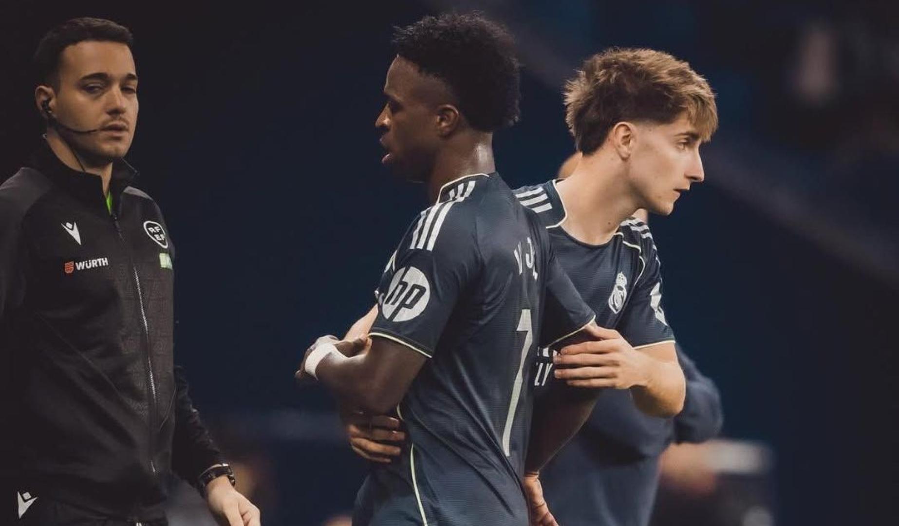 Palacios entra al campo el domingo en Cornellá por Vinicius