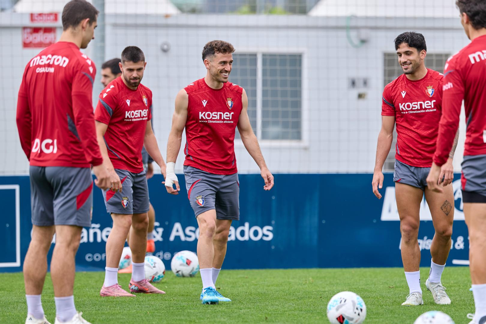 A: J.P. Urdíroz F: 03-05-2026 P: Kike Barja L: Pamplona. Instalaciones del C.A. Osasuna en Tajonar. T: Fútbol. Entrenamiento del primer equipo.