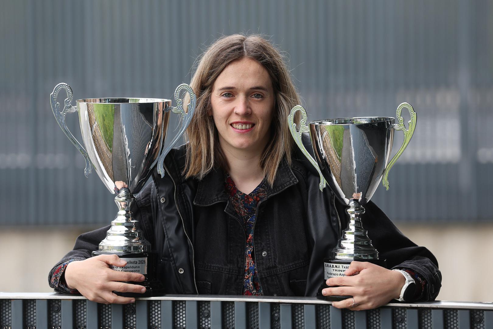 Andrea Lusarreta, con la copa de campeones de frontón pared izquierda del GRABNI y de subcampeones de trinquete.