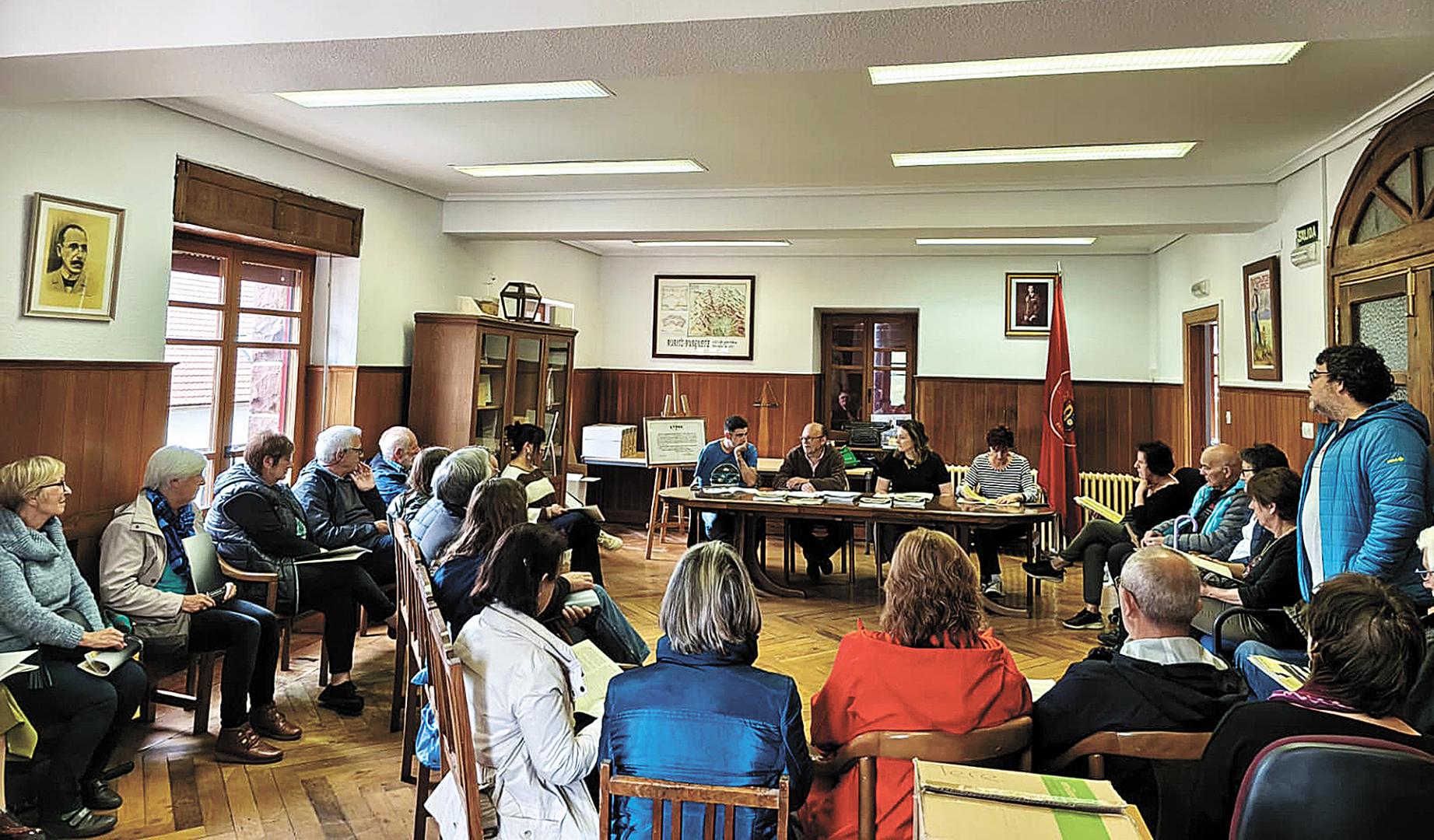 Alcalde y concejales presentaron la nueva publicación del Ayuntamiento de Burguete