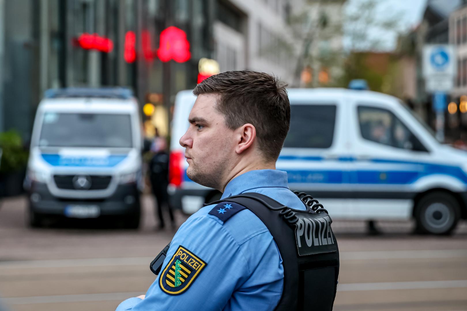 Un agente de la Policía alemana vigila la zona de Leipzig donde se produjo el atropello mortal