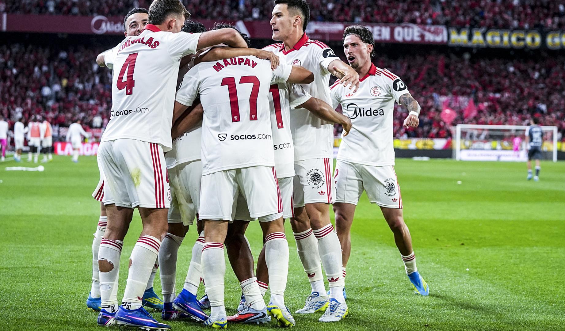 Los jugadores del Sevilla hacen piña tras el tanto de Alexis Sánchez