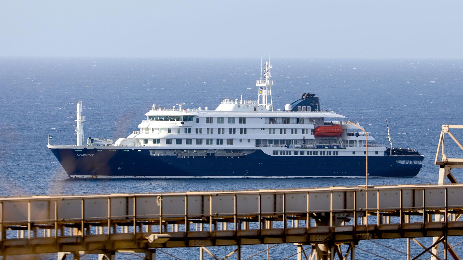 El crucero holandés MV Hondius, en el que se ha producido un brote de hantavirus, se encuentra anclado frente a la costa de la ciudad de Praia, en la isla de Santiago, Cabo Verde