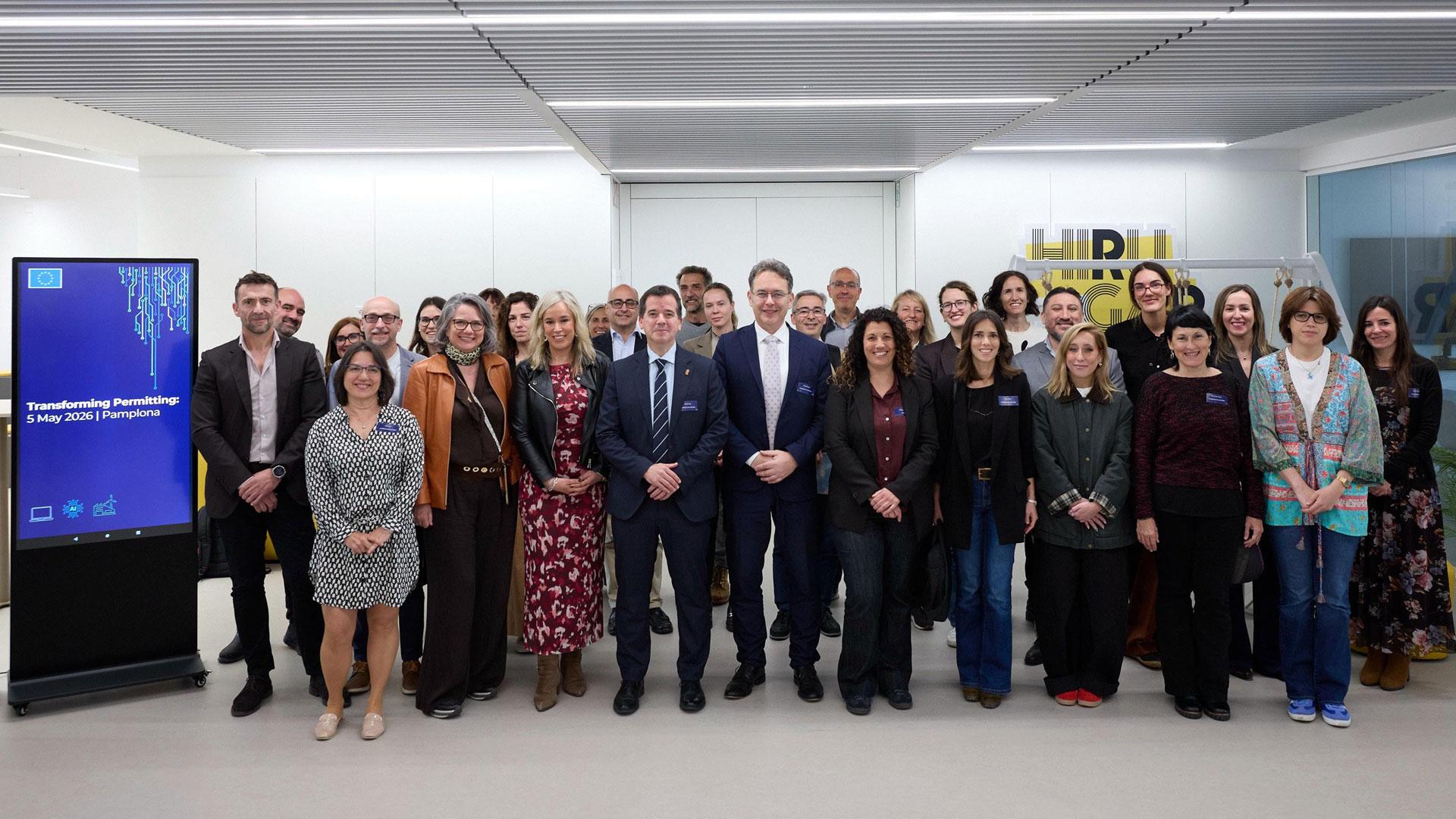 El consejero Mikel Irujo y el responsable de políticas de DG GROW, Istvan Nemeth, junto al resto de asistentes a la jornada desarrollada este martes en Hirugarrena