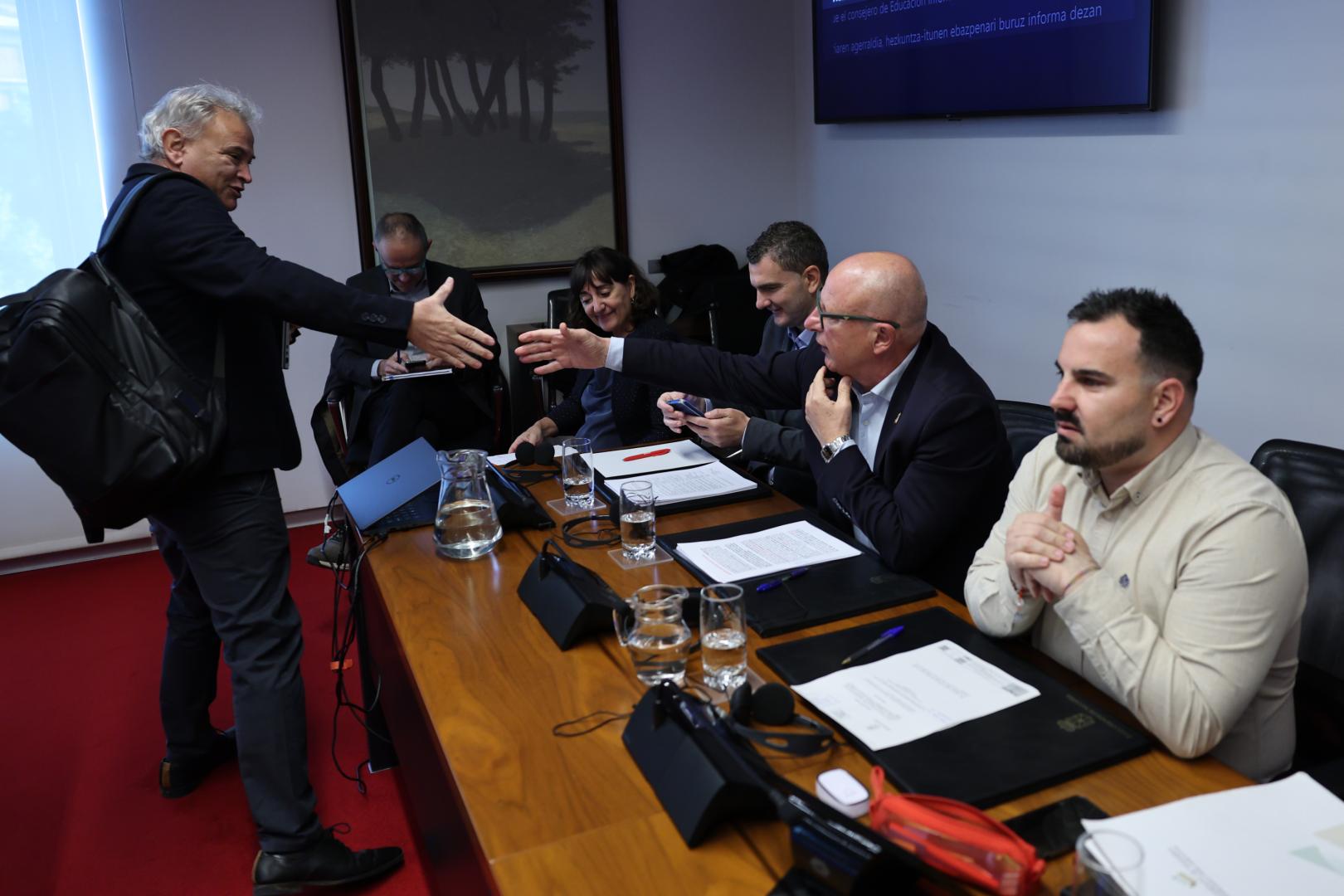 Pedro González (UPN) saluda al consejero Carlos Gimeno en el Parlamento de Navarra