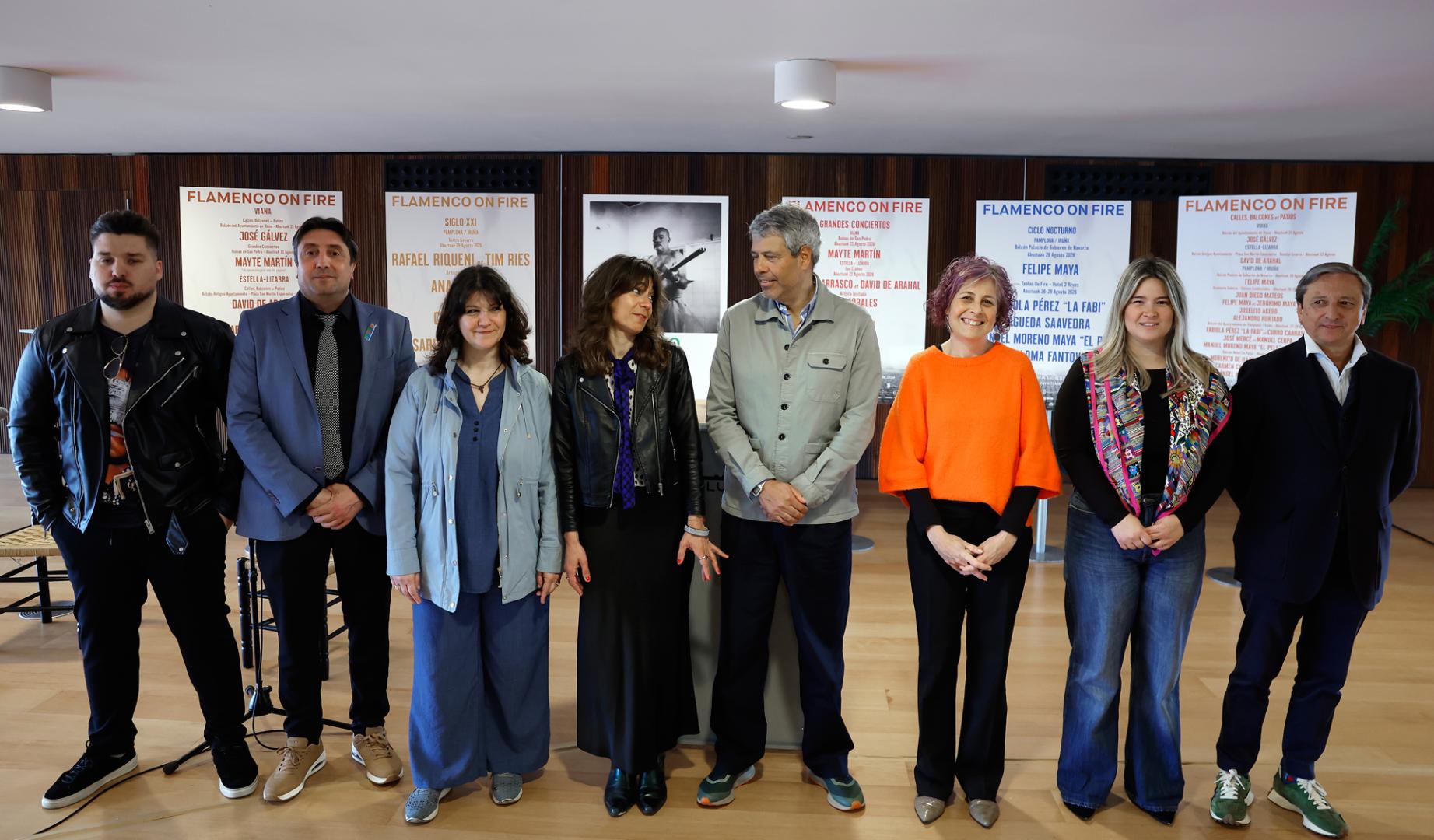 El director de Flamenco on Fire, Arturo Fernandez (4d), la Consejera de Cultura, Deporte y Turismo Rebeca Esnaola (3d) y la Concejala Delegada de Cultura, Fiestas, Educación y Deporte del Ayuntamiento de Pamplona Maider Beloki (4i), en la presentación de la 'XII+I edición Flamenco on FIre 2026' que se celebrará este próximo verano
