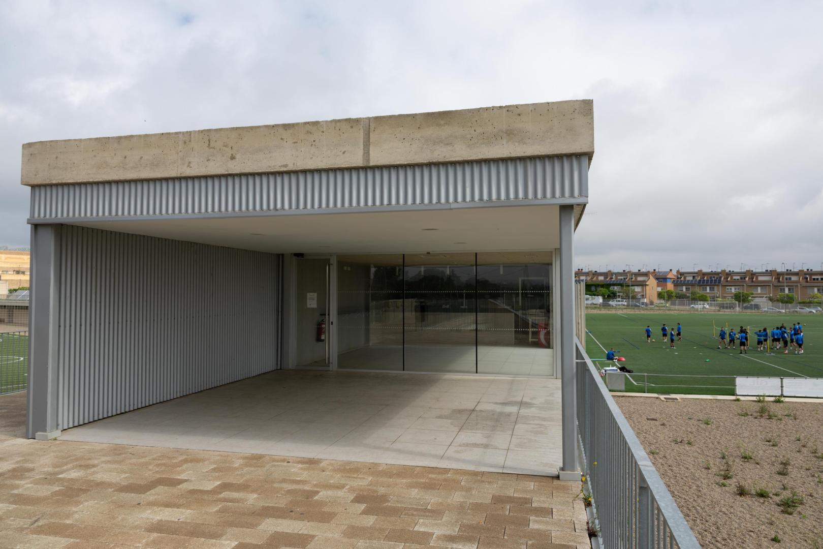 Bar situado junto a los campos de fútbol del Complejo Deportivo Municipal Clara Campoamor
