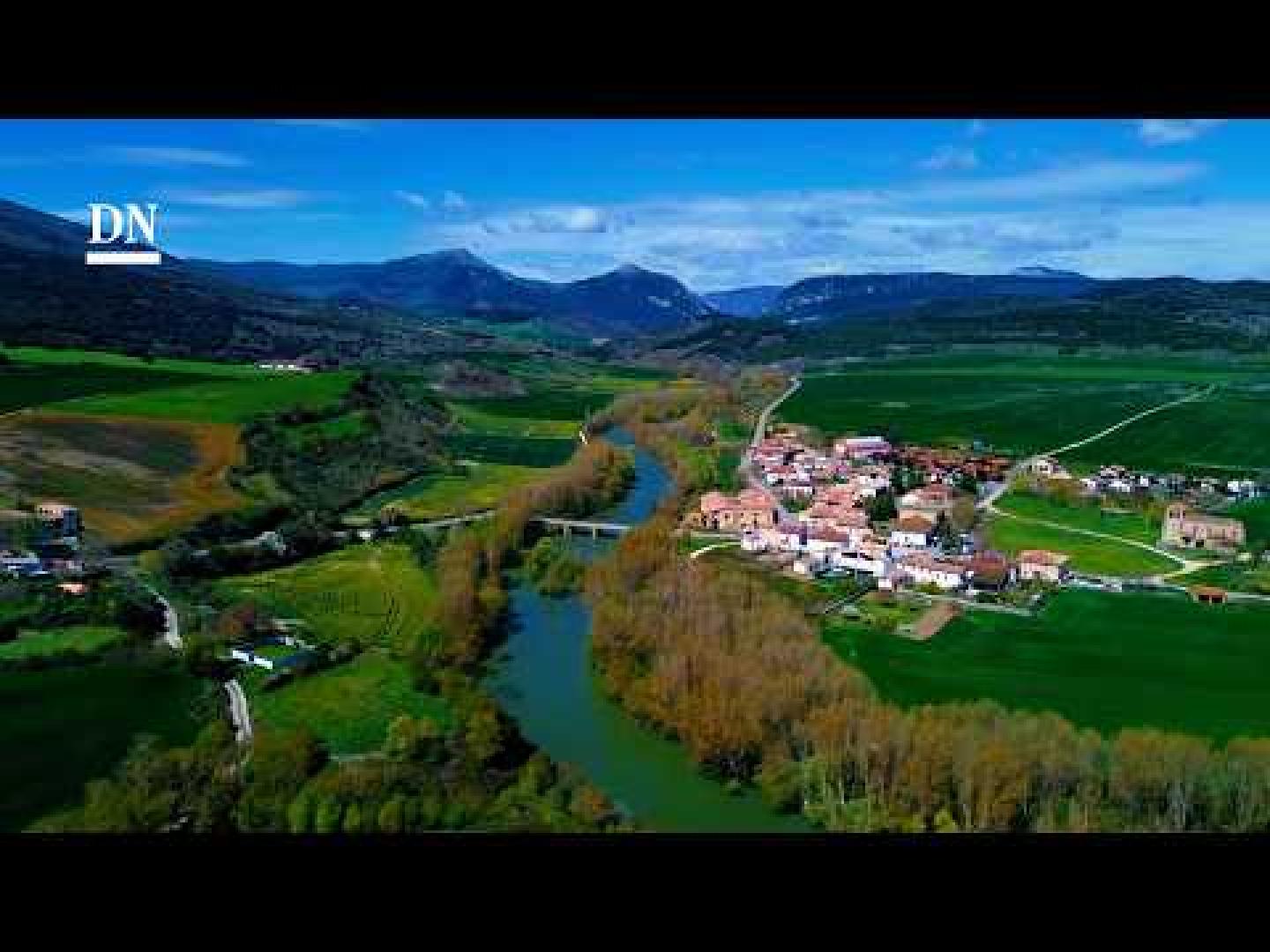 El estallido de la primavera en Navarra se despliega en todo su esplendor desde el aire, con el Arga y el Arakil serpenteando entre verdes intensos. La cascada de Aizpun, el mirador de Aralar y las vistas desde Baraibar dibujan un paisaje vibrante y lleno de vida. Un recorrido en dron que captura la esencia más fresca y luminosa de la estación.

