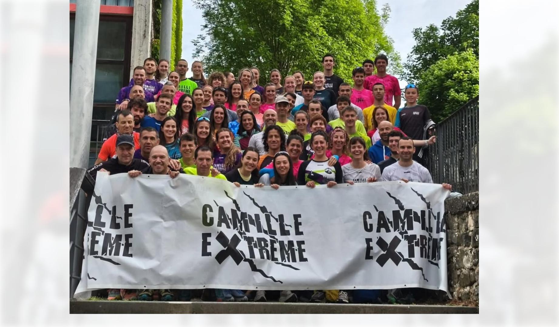 Algunos de los participantes en la prueba con la que la Camille eXtreme fijó sus nuevos récords, posando junto a la salida en Isaba