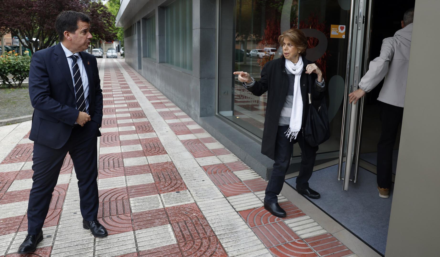 El Consejero de Industria y de Transición Ecológica, Mikel Irujo (i), en las puertas del tanatorio