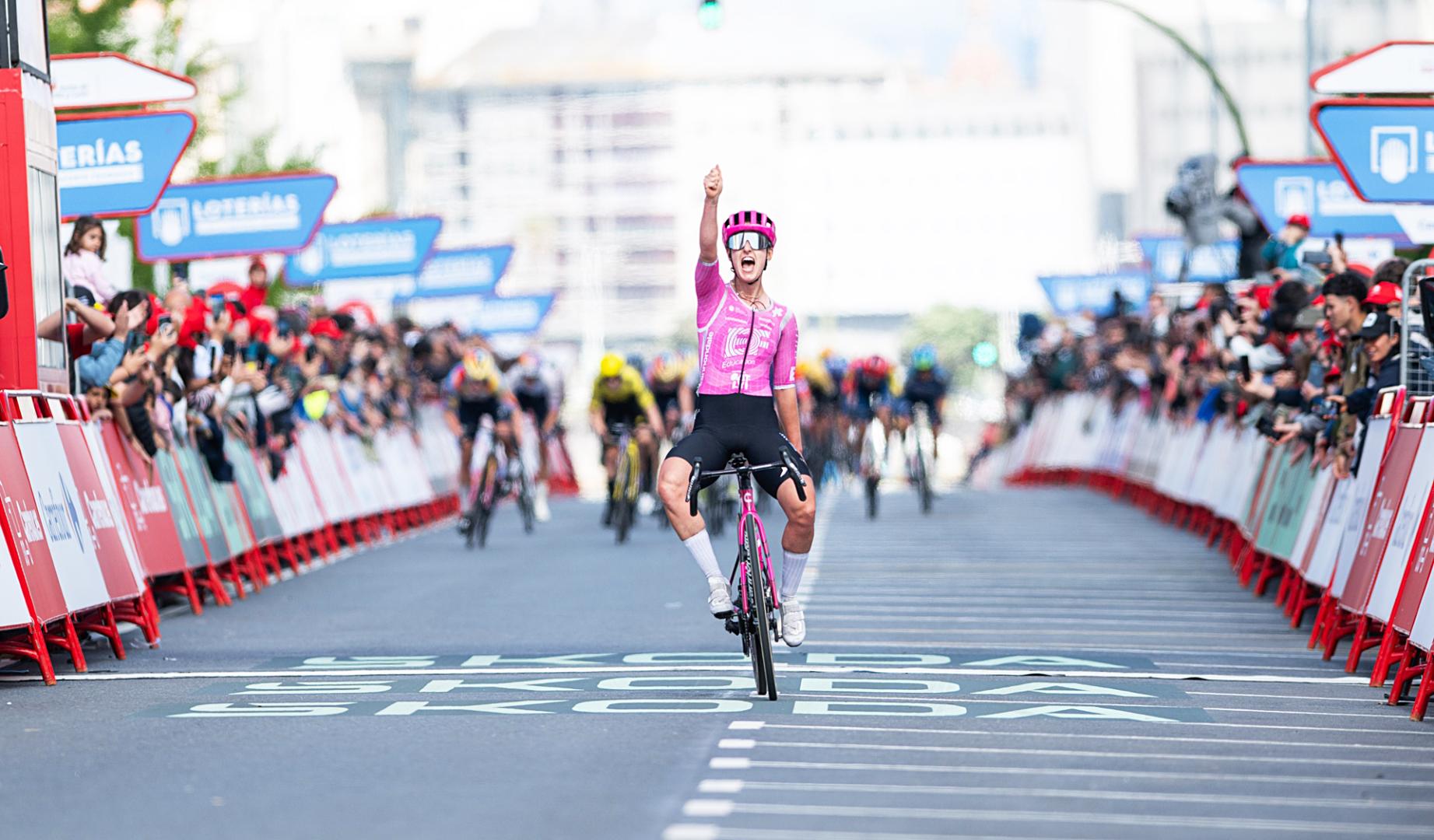 La ciclista francesa Cédrine Kerbaol (EF Education-Oatly) celebra el triunfo en la tercera etapa de La Vuelta 2026